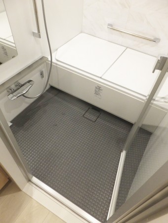 広々とした浴槽と壁のアクセントで、癒しの空間に 広々とした浴槽と壁のアクセントで、癒しの空間に